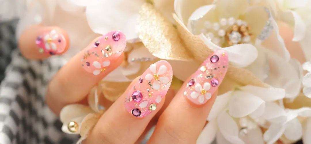 How do you use nail art accessories?